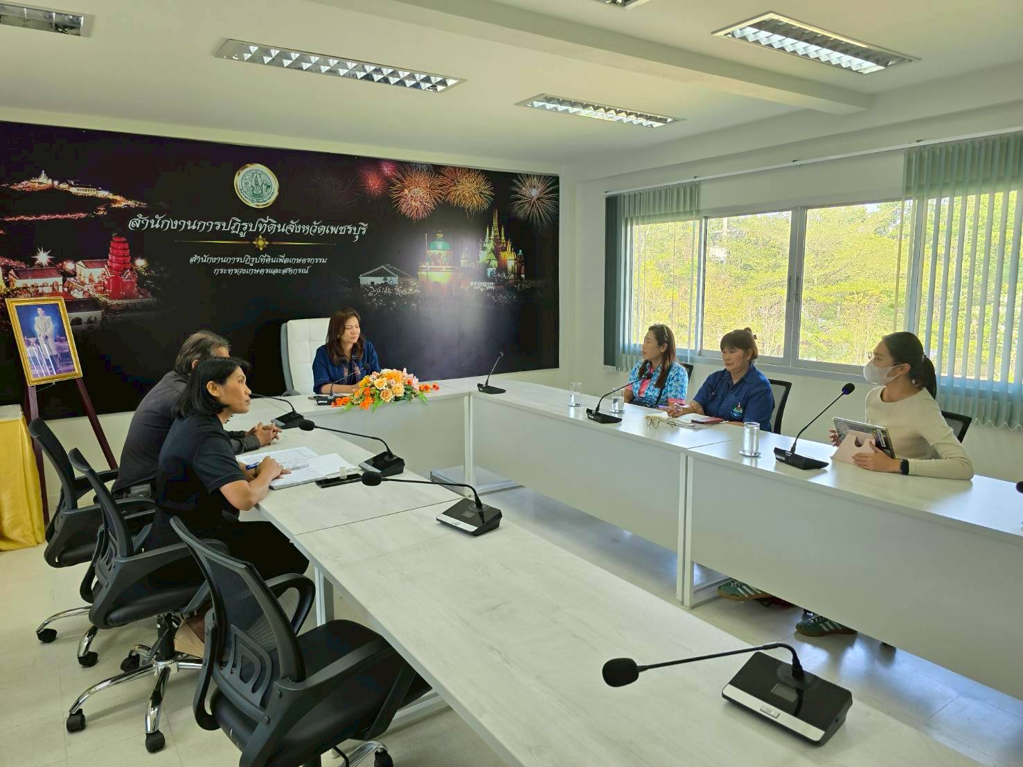 title - ปฏิรูปที่ดินจังหวัดเพชรบุรี พร้อมด้วย เจ้าหน้าที่ ส.ป.ก.เพชรบุรี ร่วมรับฟังหลักเกณฑ์เกี่ยวกับโครงการบ้านมั่นคงของสถาบันพัฒนาองค์กรชุมชน (องค์การมหาชน) เพื่อให้เกษตรกรในโครงการแก้ไขปัญหาที่ดินทำกินเกษตรกรสภาประชาชน 4 ภาค